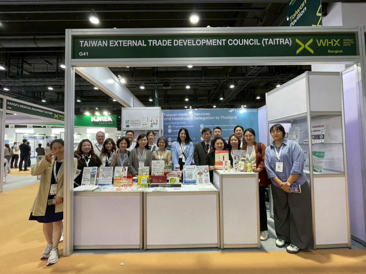 台灣綠十字參與外貿協會主辦之東協醫療健康產業拓銷團，於 WHX Bangkok 2026 台灣館展位合影